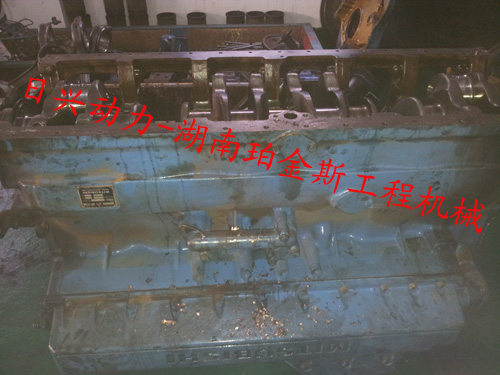 測量三菱S6R柴油發(fā)動機缸套凸肩部分的突出量