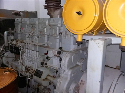 三菱R16柴油發(fā)動(dòng)機(jī)進(jìn)氣 管和空氣過(guò)濾器